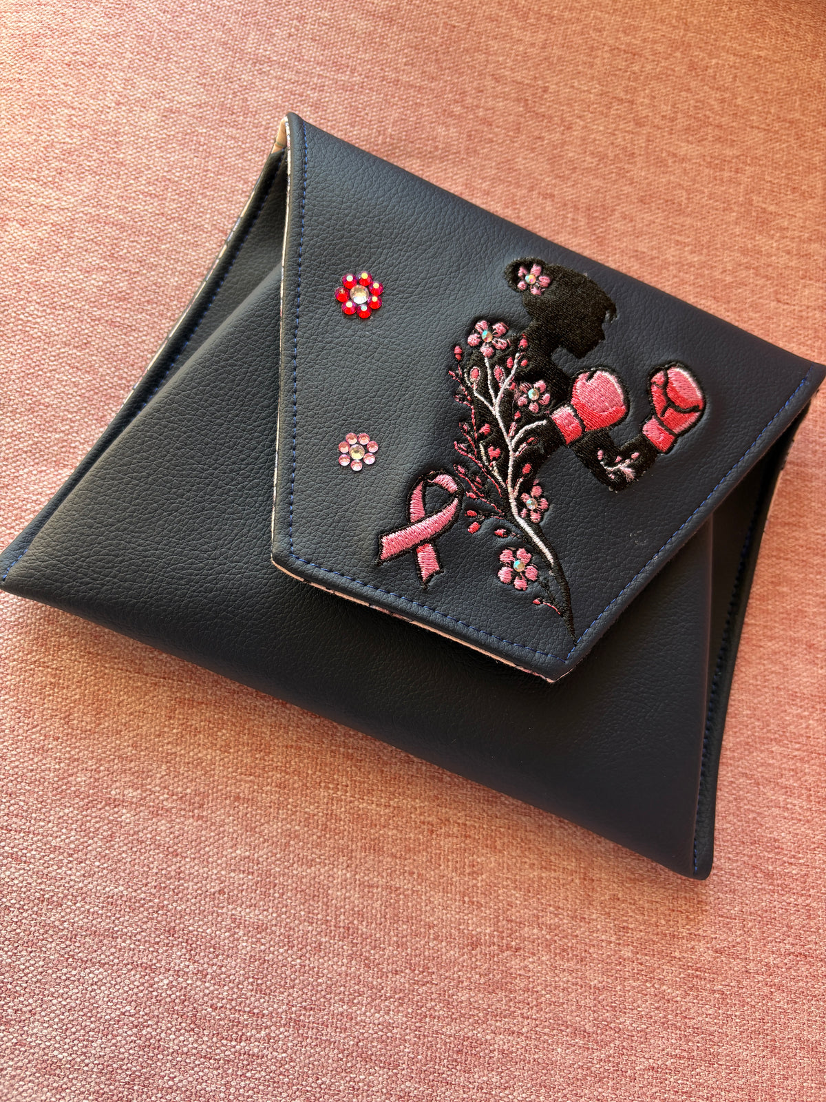 Pochette AELINA - "La combattante" – Collection Octobre Rose