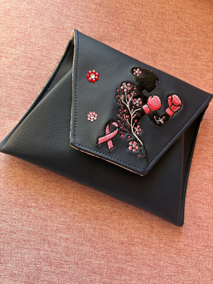 Pochette AELINA - "La combattante" – Collection Octobre Rose