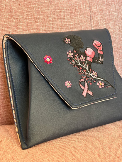 Pochette AELINA - "La combattante" – Collection Octobre Rose