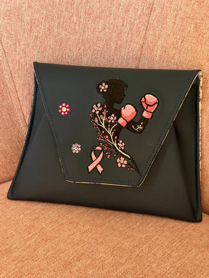Pochette AELINA - "La combattante" – Collection Octobre Rose