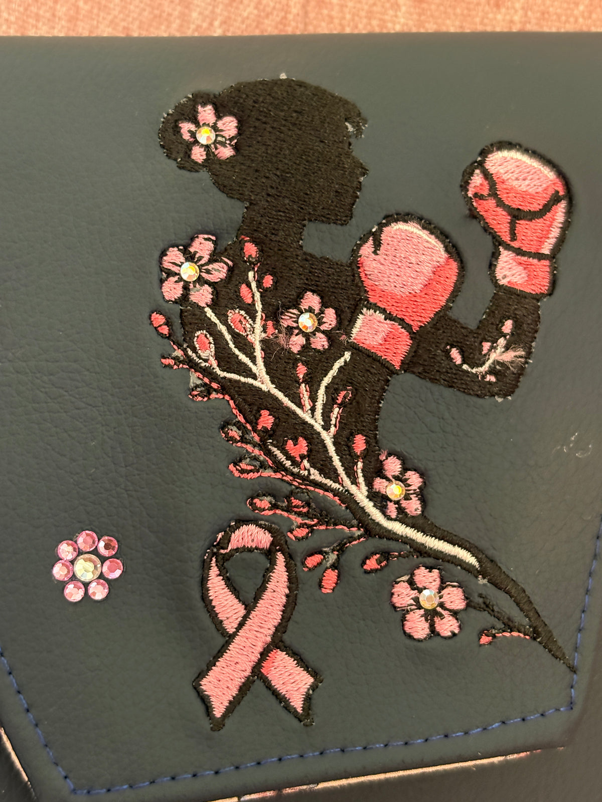 Pochette AELINA - "La combattante" – Collection Octobre Rose